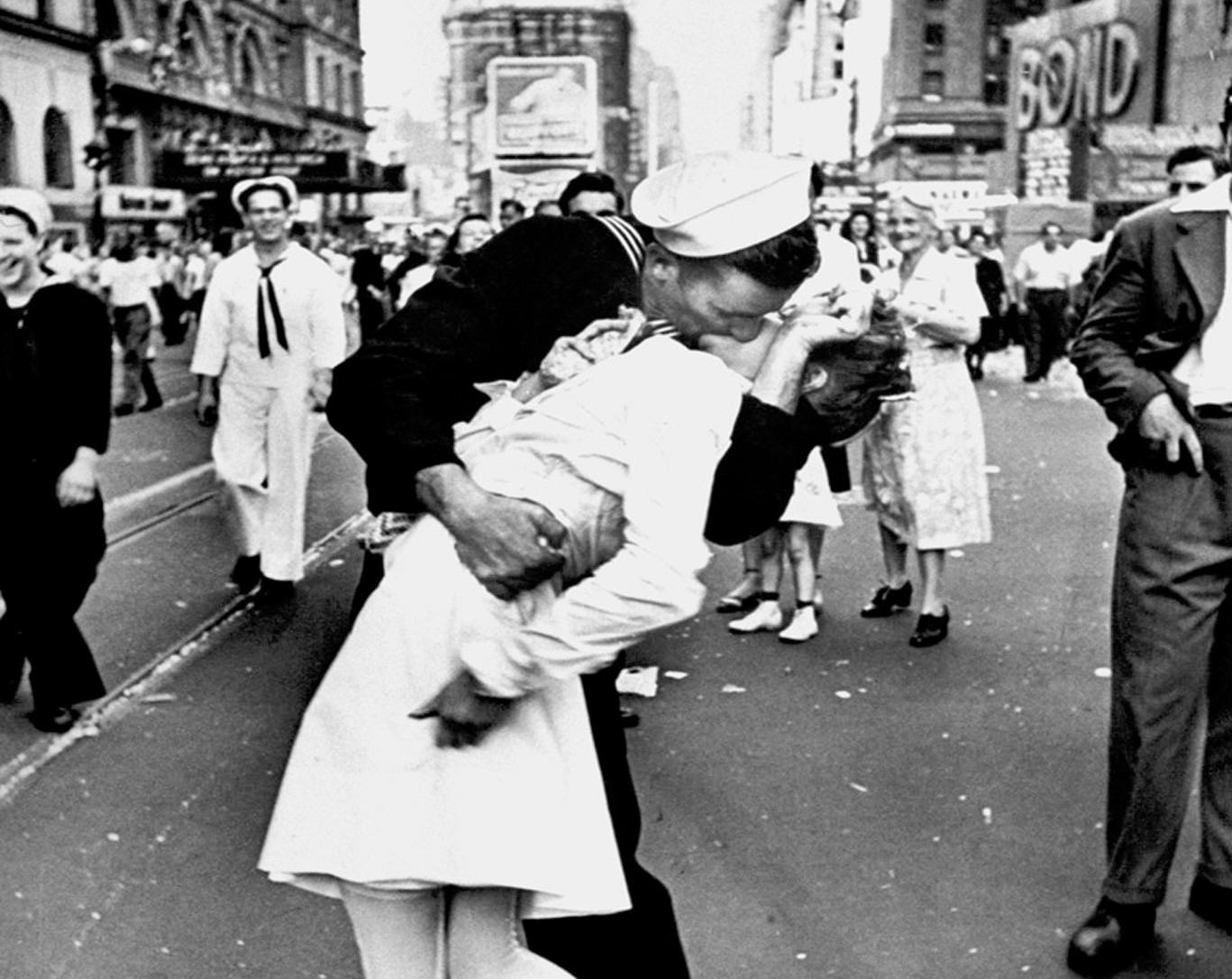 US Marine kiss woman